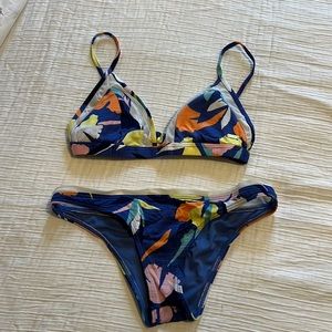 NEVER WORN: Roxy bikini with floral pattern